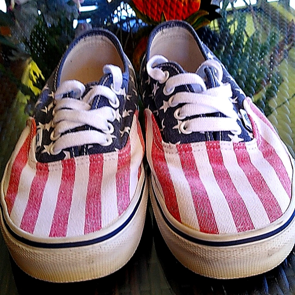 VANS Star spangled red and white Sneakers,  Like new, woman 9.5, men 8.